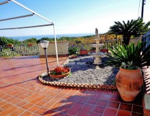 Casetta indipendente con splendida terrazza panoramica e 1500 mq circa di terreno