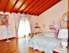 Graziosa villetta con 330 mq di spazio esterno