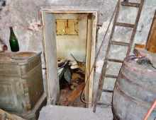 Rustico con palmento,2500 di terreno coltivato a vigneto doc accanto alla villa del grandissimo maestro BATTIATO