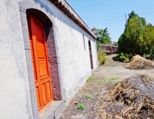 Rustico con palmento,2500 di terreno coltivato a vigneto doc accanto alla villa del grandissimo maestro BATTIATO