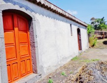 Rustico con palmento,2500 di terreno coltivato a vigneto doc accanto alla villa del grandissimo maestro BATTIATO