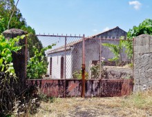 Rustico con palmento,2500 di terreno coltivato a vigneto doc accanto alla villa del grandissimo maestro BATTIATO