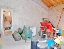 Rustico con palmento,2500 di terreno coltivato a vigneto doc accanto alla villa del grandissimo maestro BATTIATO