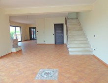 Villa singola su tre livelli con 1200 mq di terreno