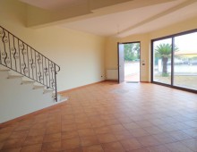 Villa singola su tre livelli con 1200 mq di terreno