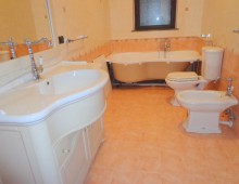 Villa singola su tre livelli con 1200 mq di terreno