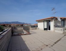 Bivano arredato con splendida vista mare ed Etna