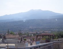 Bivano arredato con splendida vista mare ed Etna