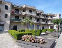 Bivano arredato con splendida vista mare ed Etna