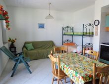 Bivano arredato con splendida vista mare ed Etna