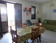 Bivano arredato con splendida vista mare ed Etna