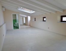 Ampia e luminosa mansarda in antico e signorile palazzo totalmente ristrutturato