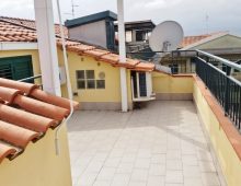 Comoda mansarda arredata con terrazzino fronte mare