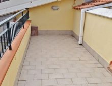 Comoda mansarda arredata con terrazzino fronte mare