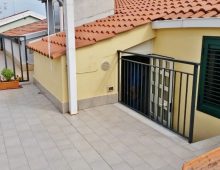 Comoda mansarda arredata con terrazzino fronte mare