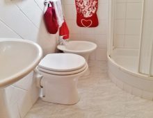 Comoda mansarda arredata con terrazzino fronte mare