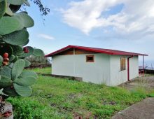 Piccola casetta prefabbricata con 2000 mq di terreno e meravigliosa vista mare