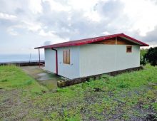 Piccola casetta prefabbricata con 2000 mq di terreno e meravigliosa vista mare