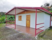 Piccola casetta prefabbricata con 2000 mq di terreno e meravigliosa vista mare