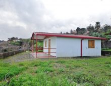 Piccola casetta prefabbricata con 2000 mq di terreno e meravigliosa vista mare