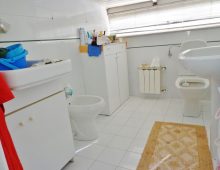 Luminoso attico ben rifinito sito al 4° piano con mansarda e garage