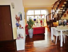 Luminoso attico ben rifinito sito al 4° piano con mansarda e garage