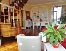 Luminoso attico ben rifinito sito al 4° piano con mansarda e garage