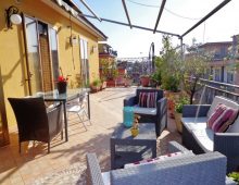 Luminoso attico ben rifinito sito al 4° piano con mansarda e garage