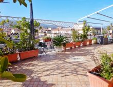 Luminoso attico ben rifinito sito al 4° piano con mansarda e garage