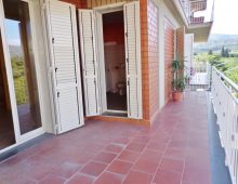 Trivani di recente costruzione con garage.