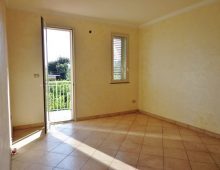 Trivani di recente costruzione con garage.