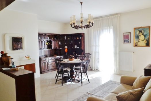 Ampio e luminoso 4 vani più accessori e garage