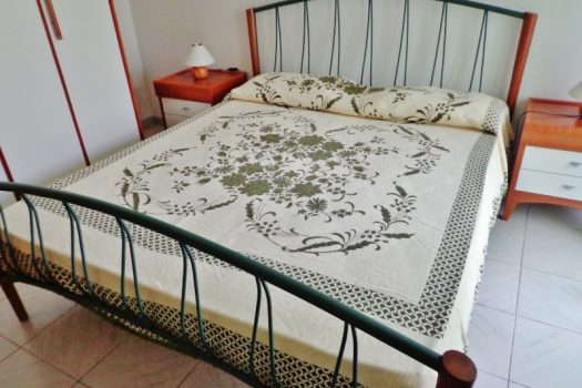 Bivani e mezzo arredato, con piccolo cortiletto e posto auto di proprietà