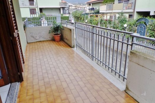 Bivani e mezzo arredato, con piccolo cortiletto e posto auto di proprietà