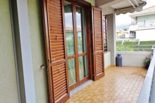Bivani e mezzo arredato, con piccolo cortiletto e posto auto di proprietà