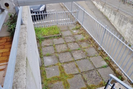 Bivani e mezzo arredato, con piccolo cortiletto e posto auto di proprietà