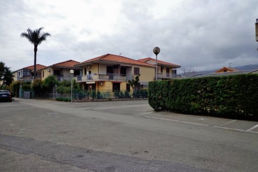Bivani e mezzo arredato, con piccolo cortiletto e posto auto di proprietà
