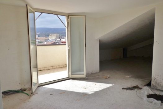 Mansarda da rifinire in zona centrale e ben servita