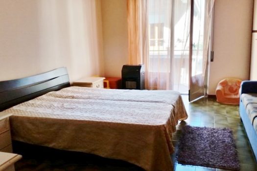 Intero palazzetto in zona servita e centrale