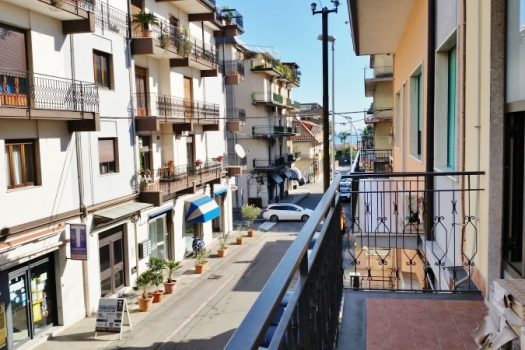 Intero palazzetto in zona servita e centrale