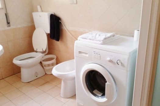 Intero palazzetto in zona servita e centrale