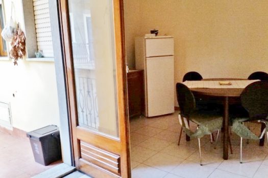 Intero palazzetto in zona servita e centrale