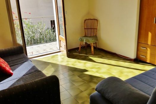 Intero palazzetto in zona servita e centrale