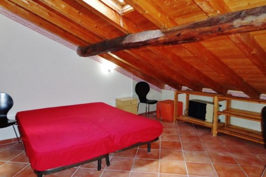 Intero palazzetto in zona servita e centrale