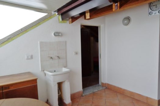 Intero palazzetto in zona servita e centrale