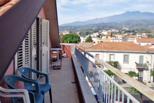 Mansarda arredata con posto auto interno assegnato