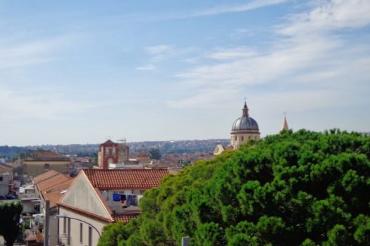 Mansarda arredata con posto auto interno assegnato