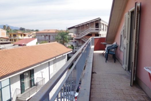 Mansarda arredata con posto auto interno assegnato