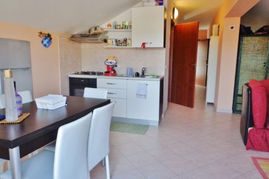 Mansarda arredata con posto auto interno assegnato