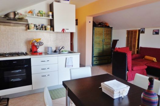 Mansarda arredata con posto auto interno assegnato